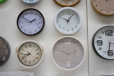 Ryazan, Rusya - 01 Ekim 2019: Bir pazarda bir sürü farklı duvar saati.