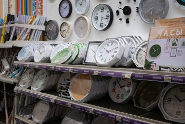 Ryazan, Rusya - 01 Ekim 2019: Bir pazarda bir sürü farklı duvar saati.