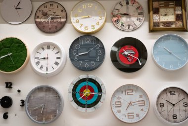 Ryazan, Rusya - 01 Ekim 2019: Bir pazarda bir sürü farklı duvar saati.