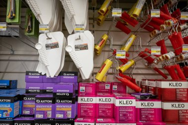 Ryazan, Rusya - 01 Ekim 2019: Duvar kağıtları montajı için ekipman - tutkal, rulo ve spatula.