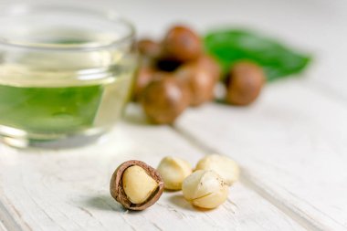 Beyaz ahşap masa güzel macadamia fındık