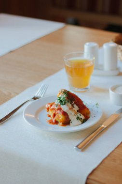 Beyaz tabakta restoranda lezzetli lahana rulo