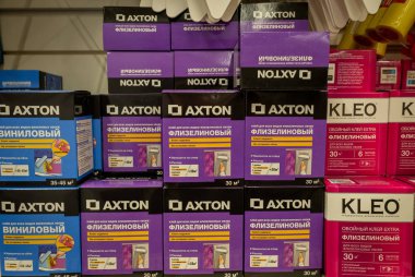 Ryazan, Rusya - 01 Ekim 2019: Axton yapıştırıcısı pazarda monte edilen duvar kağıtları için.