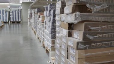 Ryazan, Rusya - 01 Ekim 2019: Endüstriyel süpermarkette parke odun yığınları 