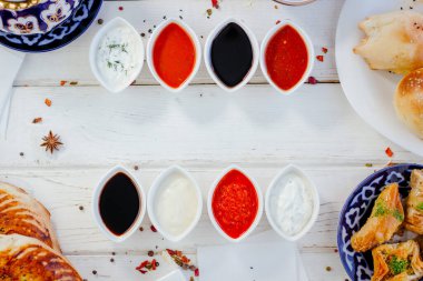 Farklı sosların üst görünümü, ihtiyaçlarınız için harika bir görüntü.