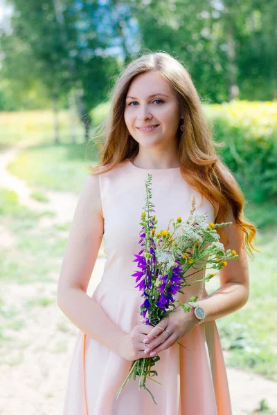 Jovem Encantadora Com Buquê Flores Parque Natural — Fotografia de Stock