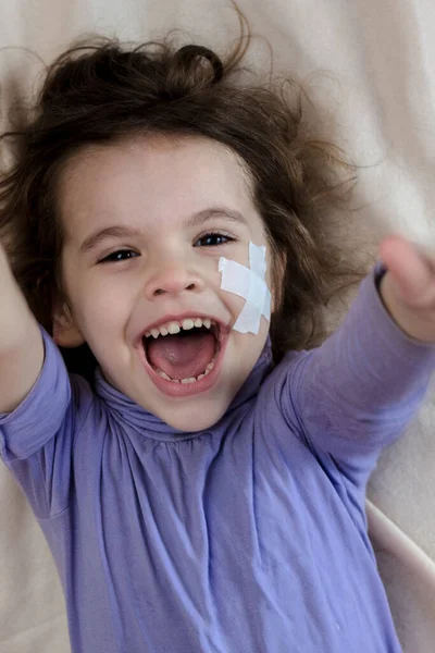 Niña Con Banda Adhesiva Cara Haciendo Selfie — Foto de Stock