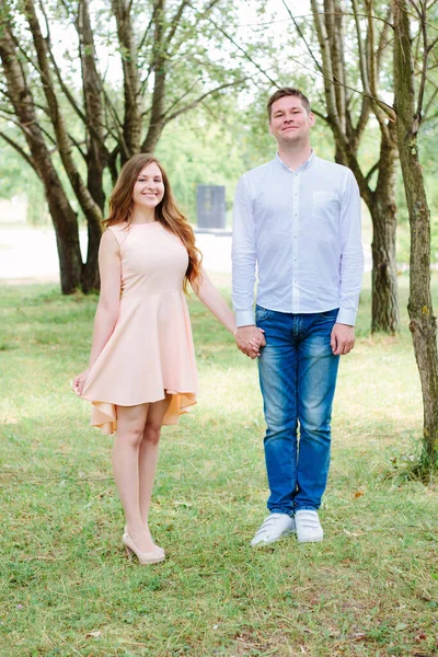 Glückliches Junges Paar Hält Händchen Park — Stockfoto