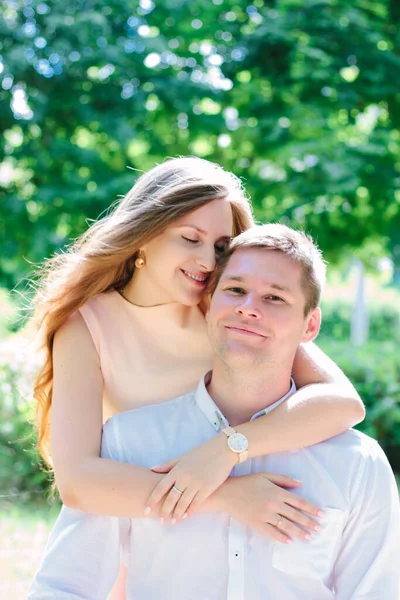 Junges Paar Mädchen Umarmt Kerl Von Einem Rücken Und Lächelt — Stockfoto