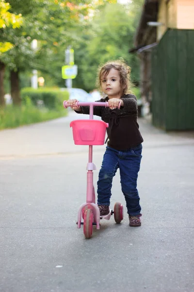 Yong Niña Paseo Calle Scooter Infantil — Foto de Stock