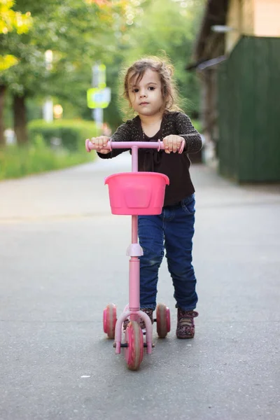 Yong Niña Paseo Calle Scooter Infantil — Foto de Stock