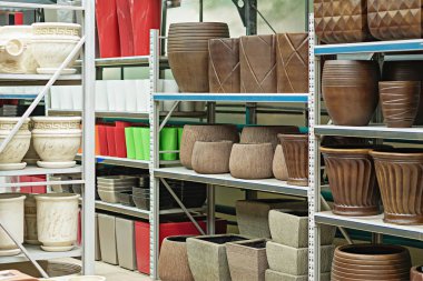 Yeni renkli seramik ve plastik saksı raflar