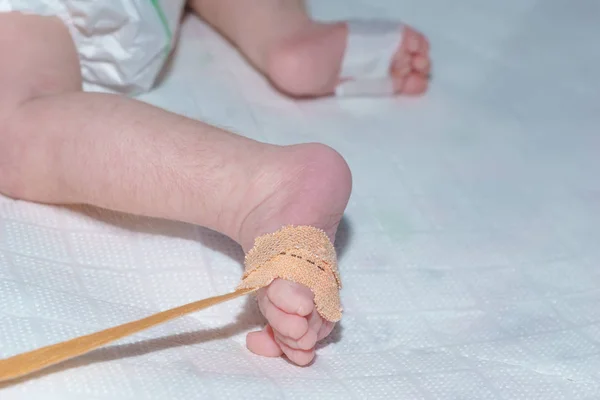 Sensore di pulsossimetro ai piedi del neonato all'ospedale pediatrico — Foto Stock