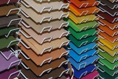 Kağıt, sanatçı için mağaza raflarında pastel renkli çizimi