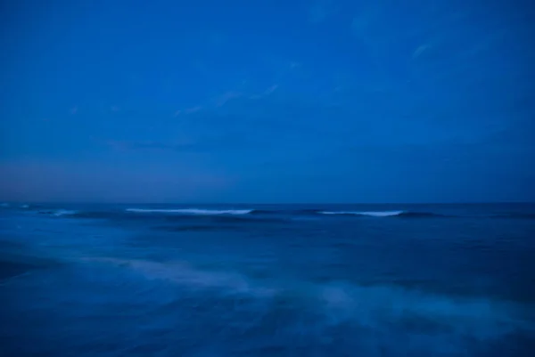 Ozeanwäsche zur blauen Stunde — Stockfoto
