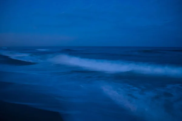 蓝色一小时的波浪 — 图库照片