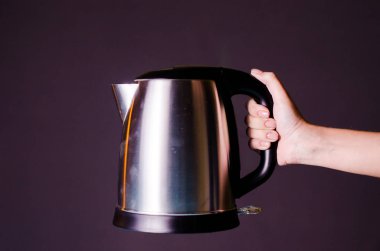 elinde su ısıtıcısı