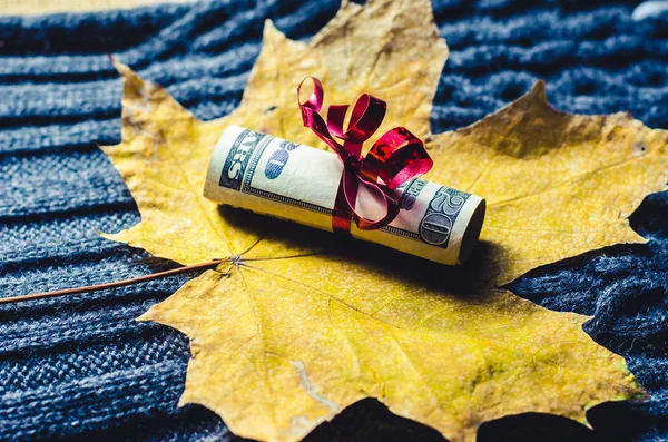 kırmızı kurdele olarak dolar