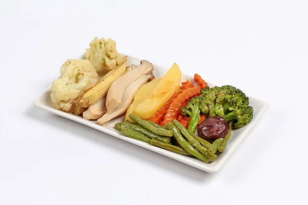 Nourriture chinoise de festival de légumes comme basilic frit avec légumes mélangés servis . — Photo