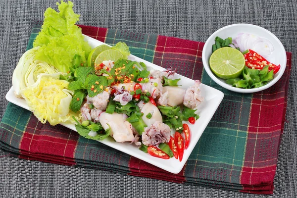 Salada de ervas mistas picante e azeda com carne de porco picada envolvente de lulas . — Fotografia de Stock