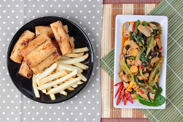 Comida del festival vegetal chino como albahaca frita con verduras mixtas servidas con rollo de primavera frito y papas fritas  . — Foto de Stock
