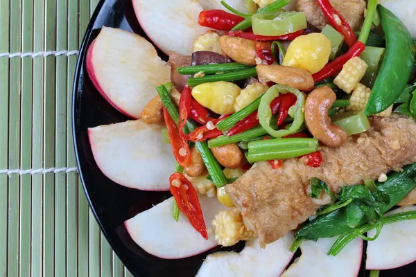 Cerrar un plato de comida Festival de verduras chinas como anacardos fritos y ginkgo con verduras mixtas ", J festival de alimentos " — Foto de Stock