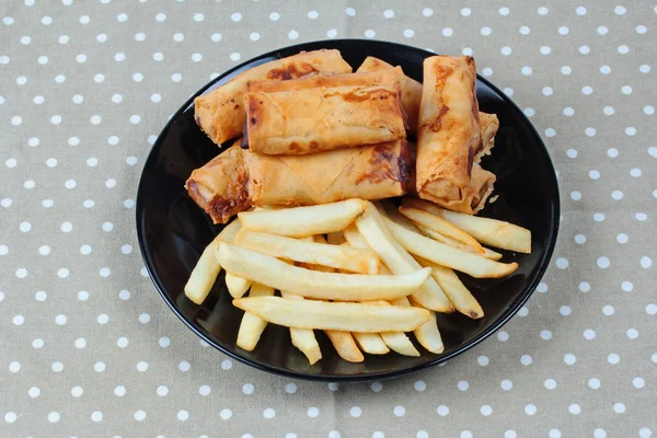 Nourriture chinoise de festival de légumes comme rouleau de printemps frits et frites servies . — Photo