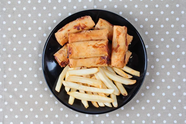 Nourriture chinoise de festival de légumes comme rouleau de printemps frits et frites servies . — Photo