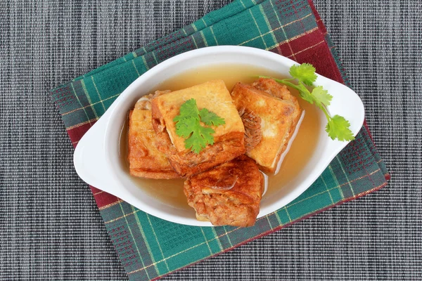 Złoty pasek Zupa jako smażone tofu owinąć mielonego mięsa wieprzowego w zupie. — Zdjęcie stockowe