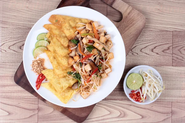 Китайская вегетарианская фестивальная еда в виде хрустящего вонтона с тайской жареной смесью под названием "Pad Thai J" ". — стоковое фото