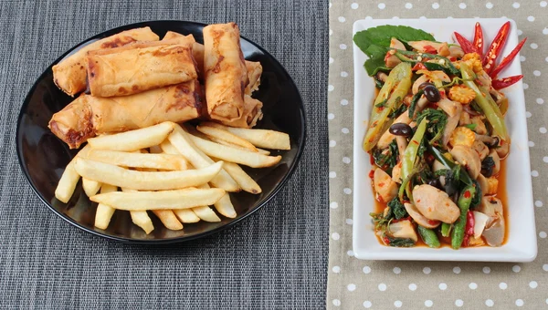 Comida del festival vegetal chino como albahaca frita con verduras mixtas servidas con rollo de primavera frito y papas fritas  . —  Fotos de Stock