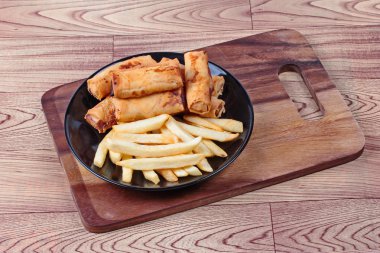 Derin kızarmış bahar rulo ve patates kızartması olarak Çin Bitkisel festival yemekler servis.