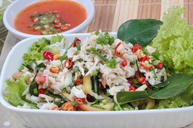 Baharatlı ve ekşi karışık bitki salatası ile yengeç. Seçici odaklama.