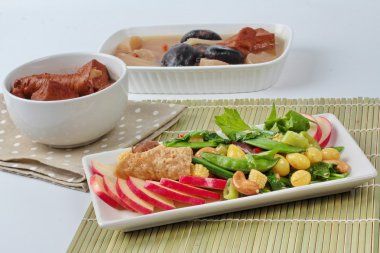 Çin sebze festivali olarak derin kızarmış tofu levha içinde taro karıştırın, tofu levha ve kızarmış dilimlenmiş kabak mantar,