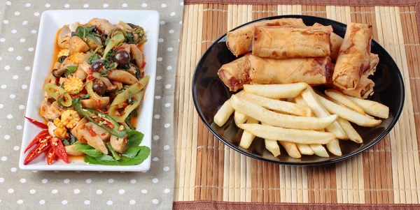 Comida del festival vegetal chino como albahaca frita con verduras mixtas servidas con rollo de primavera frito y papas fritas  . —  Fotos de Stock