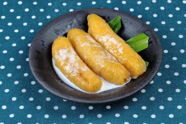 Słodkie jaj banan (Pisang mas) w syropie pokrytych mlekiem kokosowym — Zdjęcie stockowe