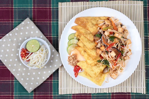Comida del festival de vegetales chinos como wonton crujiente con llamada de vegetales mezclados fritos tailandeses "Pad Thai J ". — Foto de Stock