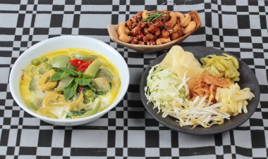 karışık sebze ve baharatlı kızarmış dokulu soya protein köri fasulye filizi, lahana, tatlı turp ve turşu gibi yan disk ile servis