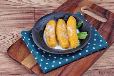 Tatlı yumurta-muz (Pisang mas) şurup içinde Hindistan cevizi sütü tepesinde