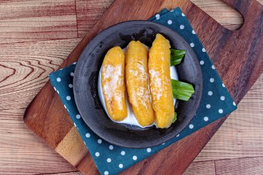 Tatlı yumurta-muz (Pisang mas) şurup içinde Hindistan cevizi sütü tepesinde