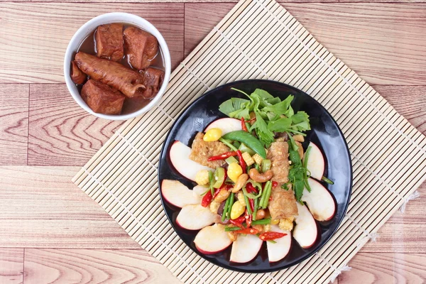 Comida del festival vegetal chino como ginkgo frito con verduras mixtas servidas con tofu frito y harina fermentada en sopa marrón ", festival de comida J " —  Fotos de Stock