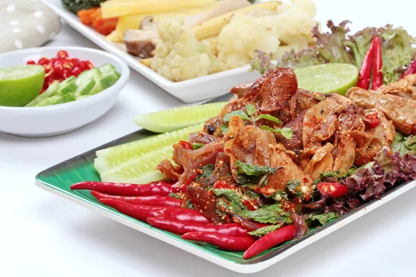 Ensalada de hierbas mixtas agridulces picantes con taro de revolver frito en hoja de tofu servido con verduras fritas mixtas para en Festival de verduras de China como "festival de comida J". Enfoque selectivo . —  Fotos de Stock