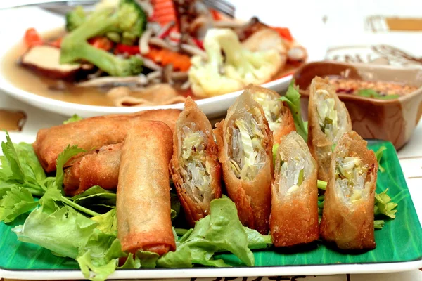 Dört sayfa kızarmış şehriye sarın ve rulo çubuğunda derin kızarmış çağrısı 