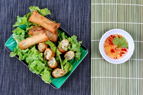 Rollo de primavera frito profundo como vermicelli frito envoltura de cuatro hojas y repollo en rodajas en barra de rollo a llamada frita profunda "Por Peai J y salsa agridulce . — Foto de Stock