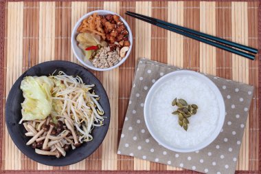 Pirinç gruel ve kızarmış karışık sebze garnitür servis edilir. (kavrulmuş kabak çekirdeği ve kızarmış mantar tepesinde, fasulye filizi, lahana fasulye lahana, tatlı turp ve turşu olarak yan disk servis ) 