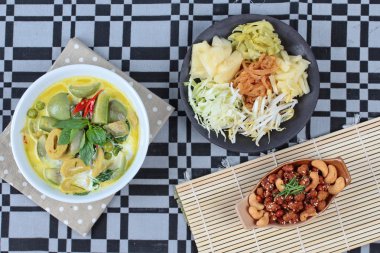 Karışık sebze ve garnitür organik gıda için büyük kızarmış şehriye tepesinde.