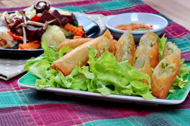 Dört sayfa kızarmış şehriye sarın ve rulo çubuğunda derin kızarmış çağrısı 