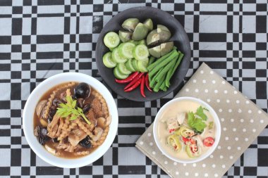 Hindistan cevizi sütü ve fermente soya fasulyesi olarak organik Tay tarifi sos çağrı 