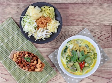 Karışık sebze ve baharatlı kızarmış dokulu soya protein köri ile yeşil fermente un köri fasulye filizi, lahana, tatlı turp ve turşu gibi yan disk ile servis