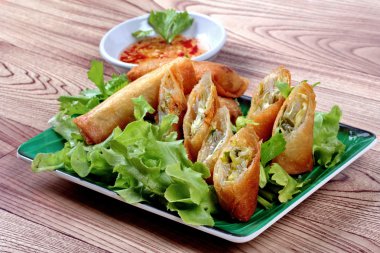 Derin dört yaprak sarma gibi kızarmış şehriye böreği kızarmış ve lahana rulo çubuğunda derin kızarmış çağrı 